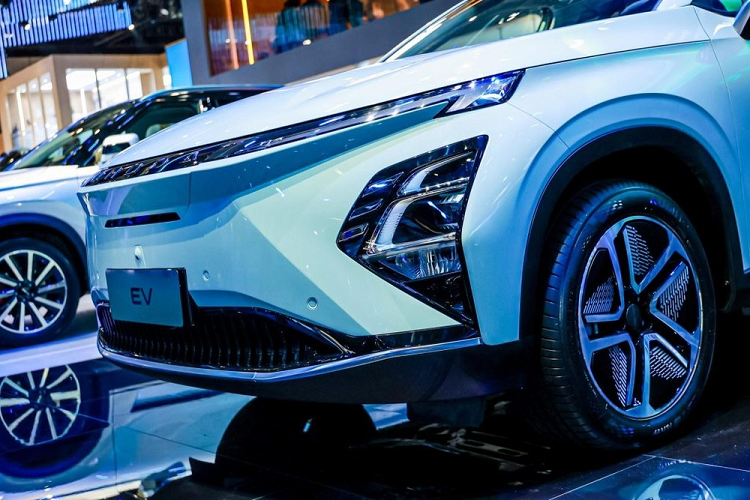 Cụ thể, OMODA 5 EV không có lưới tản nhiệt trên đầu xe. Thay vào đó, mẫu ô tô điện này được bổ sung nẹp mạ crôm mới, tích hợp logo "OMODA" ở giữa 2 dải đèn LED định vị ban ngày. Ngay cả cản trước của xe cũng được làm mới với hốc gió trung tâm rộng hơn.