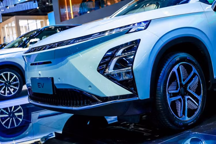 Cụ thể, OMODA 5 EV không có lưới tản nhiệt trên đầu xe. Thay vào đó, mẫu ô tô điện này được bổ sung nẹp mạ crôm mới, tích hợp logo "OMODA" ở giữa 2 dải đèn LED định vị ban ngày. Ngay cả cản trước của xe cũng được làm mới với hốc gió trung tâm rộng hơn.