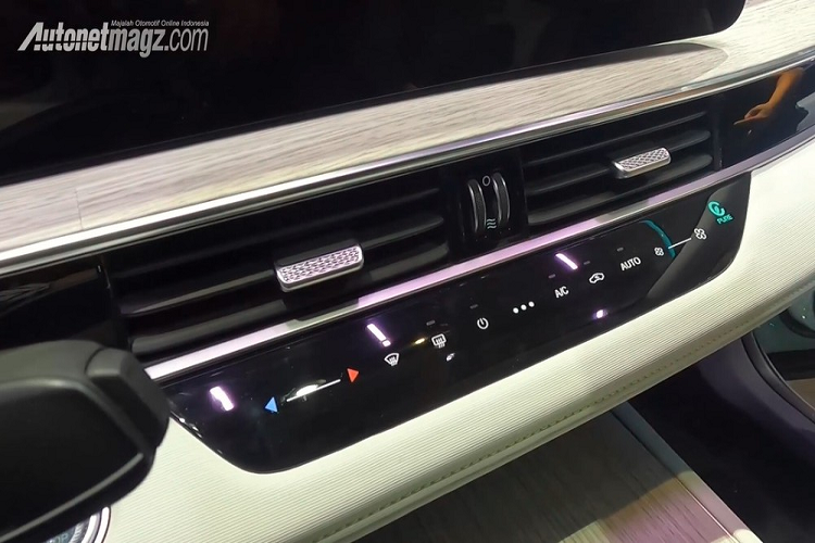 Bên trong OMODA 5 EV là không gian nội thất khá giống với phiên bản máy xăng. Xe cũng có vô lăng vát đáy, bảng đồng hồ kỹ thuật số gộp chung thành một khối với màn hình cảm ứng trung tâm và điều hòa chỉnh bằng cảm ứng. Tuy nhiên, mẫu ô tô điện này được bố trí cần số sau vô lăng, gợi liên tưởng đến đối thủ Hyundai Kona EV 2024.