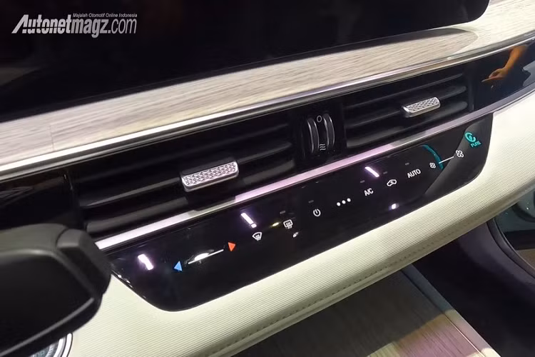 Bên trong OMODA 5 EV là không gian nội thất khá giống với phiên bản máy xăng. Xe cũng có vô lăng vát đáy, bảng đồng hồ kỹ thuật số gộp chung thành một khối với màn hình cảm ứng trung tâm và điều hòa chỉnh bằng cảm ứng. Tuy nhiên, mẫu ô tô điện này được bố trí cần số sau vô lăng, gợi liên tưởng đến đối thủ Hyundai Kona EV 2024.