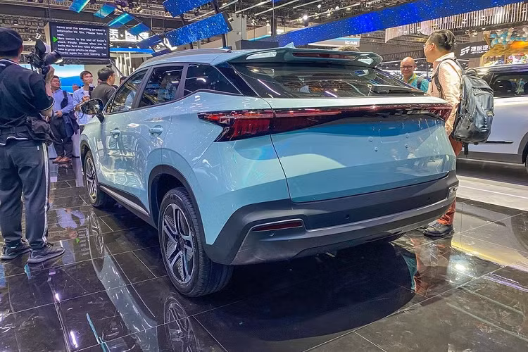 Với kích thước này, xe sẽ là đối thủ của VinFast VF e34 tại Việt Nam. OMODA 5 EV dự kiến sẽ sử dụng mô-tơ điện có công suất tối đa 150 kW (khoảng 204 mã lực) và mô-men xoắn cực đại 350 Nm. Dung lượng pin của xe chưa được hé lộ. Chỉ biết rằng, xe có thể chạy 550 km sau khi sạc đầy pin. Thời gian sạc đầy pin từ mức 20% với sạc nhanh DC là 30 phút. 