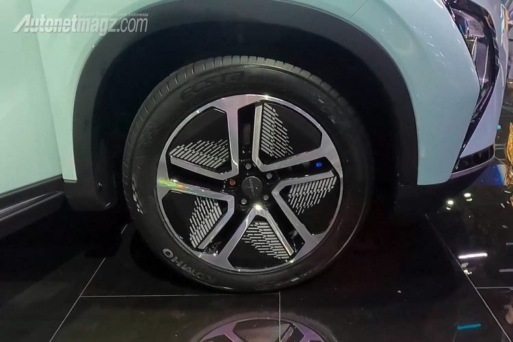 Tương tự phiên bản máy xăng, OMODA 5 EV cũng có hệ thống đèn 2 tầng trên đầu xe. Thiết kế của dải đèn LED định vị ban ngày nằm phía trên và đèn pha LED bên dưới được giữ nguyên như phiên bản máy xăng. Tuy nhiên, đèn pha của OMODA 5 EV có kích thước lớn hơn và được trang trí bằng các nẹp mạ crôm mới. Không có gì ngạc nhiên khi OMODA 5 EV được bổ sung vành la-zăng mới với thiết kế 5 chấu khí động lực học.