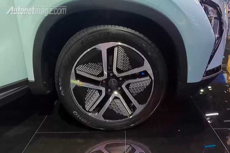 Tương tự phiên bản máy xăng, OMODA 5 EV cũng có hệ thống đèn 2 tầng trên đầu xe. Thiết kế của dải đèn LED định vị ban ngày nằm phía trên và đèn pha LED bên dưới được giữ nguyên như phiên bản máy xăng. Tuy nhiên, đèn pha của OMODA 5 EV có kích thước lớn hơn và được trang trí bằng các nẹp mạ crôm mới. Không có gì ngạc nhiên khi OMODA 5 EV được bổ sung vành la-zăng mới với thiết kế 5 chấu khí động lực học.