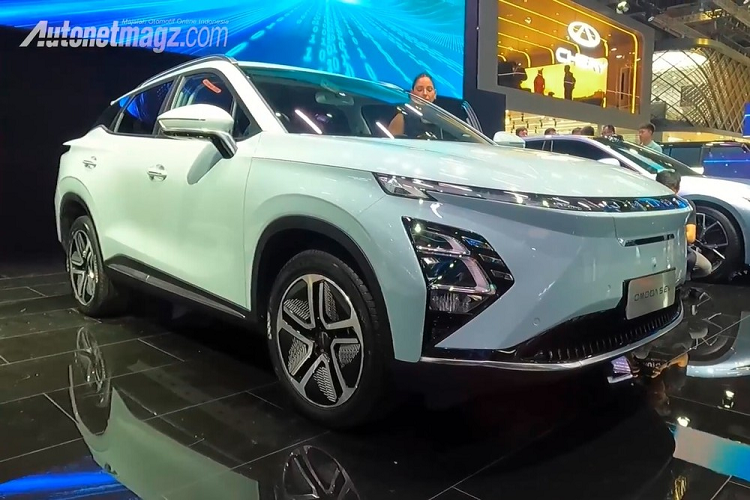 Trong khi đó, ghế trước được thiết kế theo phong cách thể thao và bọc da phối màu tương phản. Hàng ghế sau có đủ chỗ cho 3 người ngồi và đi kèm cửa gió điều hòa. Theo một số nguồn tin, OMODA 5 EV sẽ sở hữu chiều dài 4,4 m, chiều rộng 1,83 m, chiều cao 1,59 m và chiều dài cơ sở 2,63 m.