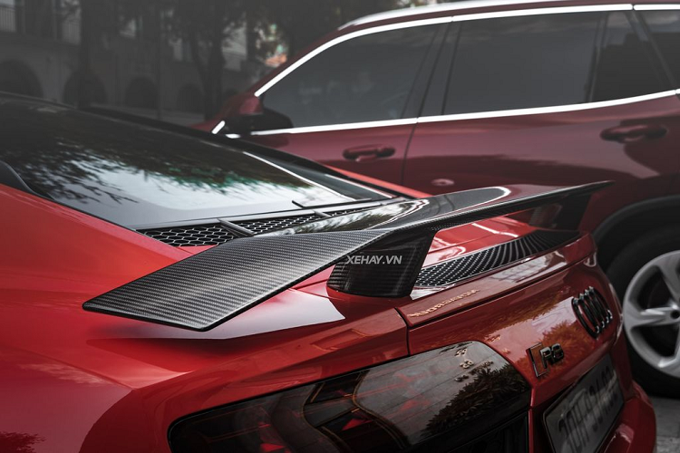 Chiếc Audi R8 V10 Plus trong bài được trang bị bộ mâm đa chấu kích thước 20 inch và mới được chủ nhân sơn sang màu vàng gold, rất ăn nhập với màu “áo” đỏ . Ngoài ra, bộ kẹp phanh chính hiệu Audi sơn ghi xám tăng vẻ mạnh mẽ cho siêu xe. Đĩa phanh cũng có kích thước lớn và tương đương với một bộ mâm của một chiếc xe phổ thông.