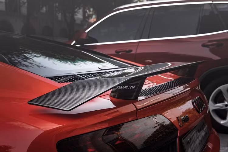 Chiếc Audi R8 V10 Plus trong bài được trang bị bộ mâm đa chấu kích thước 20 inch và mới được chủ nhân sơn sang màu vàng gold, rất ăn nhập với màu “áo” đỏ . Ngoài ra, bộ kẹp phanh chính hiệu Audi sơn ghi xám tăng vẻ mạnh mẽ cho siêu xe. Đĩa phanh cũng có kích thước lớn và tương đương với một bộ mâm của một chiếc xe phổ thông.