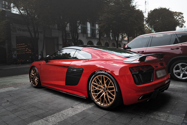 Nhờ hộp số tự động 7 cấp và hệ dẫn động 4 bánh Quattro trứ danh của Audi, chiếc R8 V10 Plus này chỉ mất 3,2 giây để tăng tốc từ 0-100 km/h, 0-200 km/h mất 9,9 giây trước khi đạt vận tốc tối đa 330 km/h.