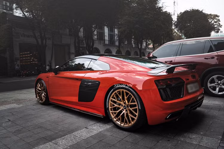 Nhờ hộp số tự động 7 cấp và hệ dẫn động 4 bánh Quattro trứ danh của Audi, chiếc R8 V10 Plus này chỉ mất 3,2 giây để tăng tốc từ 0-100 km/h, 0-200 km/h mất 9,9 giây trước khi đạt vận tốc tối đa 330 km/h.