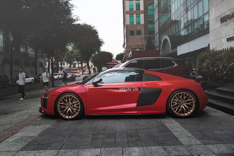 Sau đó, xe được “qua tay nhiều đời chủ và cũng được thay đổi nhiều ở ngoại thất từ màu sắc đến việc lắp thêm "đồ chơi" cho xe. Hiện nay, Audi R8 V10 plus đang định cư ở ngoài Hà Nội. Ở lần xuất hiện này, Audi R8 V10 Plus “mặc áo” đỏ nguyên bản.