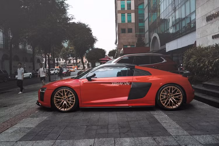 Sau đó, xe được “qua tay nhiều đời chủ và cũng được thay đổi nhiều ở ngoại thất từ màu sắc đến việc lắp thêm "đồ chơi" cho xe. Hiện nay, Audi R8 V10 plus đang định cư ở ngoài Hà Nội. Ở lần xuất hiện này, Audi R8 V10 Plus “mặc áo” đỏ nguyên bản.