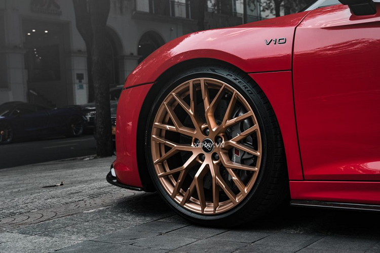 Màu sơn đỏ trên mẫu siêu xe này rất nổi bật bất kể đi vào ban ngày hay trời tối vì nước sơn có độ bóng rất cao và công nghệ sơn trên Audi R8 V10 Plus cũng có độ tán xạ ánh sáng tốt. Audi R8 V10 Plus có nhiều chi tiết làm bằng sợi carbon, như ốp gương chiếu hậu, ốp hốc gió, cánh gió sau và bộ khuếch tán mạnh mẽ phía sau.