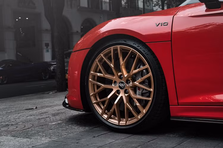 Màu sơn đỏ trên mẫu siêu xe này rất nổi bật bất kể đi vào ban ngày hay trời tối vì nước sơn có độ bóng rất cao và công nghệ sơn trên Audi R8 V10 Plus cũng có độ tán xạ ánh sáng tốt. Audi R8 V10 Plus có nhiều chi tiết làm bằng sợi carbon, như ốp gương chiếu hậu, ốp hốc gió, cánh gió sau và bộ khuếch tán mạnh mẽ phía sau.