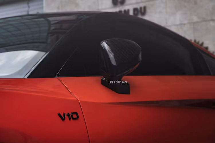 Xét về tổng thể, Audi R8 V10 Plus không có sự thay đổi rõ rệt về kiểu dáng mà thay vào đó là những tinh chỉnh nhẹ đem đến sự mới mẻ và hiện đại hơn cho mẫu siêu xe. Nhìn phần hông xe có thể thấy rõ kết cấu trên phiên bản cũ được giữ nguyên trên thế hệ thứ 2 này của R8.