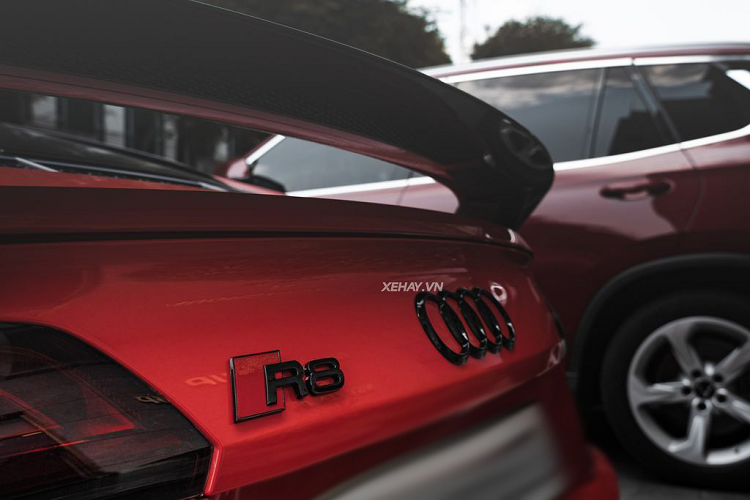 Về truyền động, Audi R8 V10 Plus đầu tiên tại Việt Nam được trang bị khối động cơ V10 hút khí tự nhiên có dung tích 5.2 lít, sản sinh công suất tối đa 602 mã lực và mô men xoắn cực đại đạt mức 560 Nm.