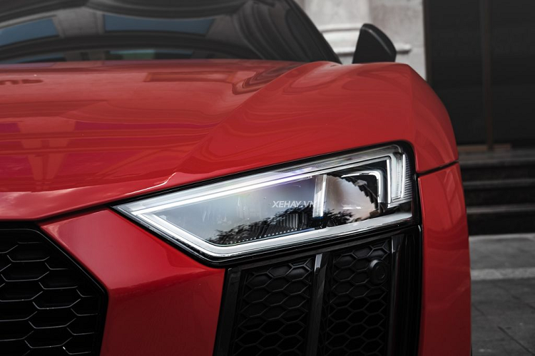 Chưa hết, siêu xe Audi R8 V10 Plus này đã được chủ nhân độ thêm bộ ống xả hiệu Capristo của Ý nhằm cho ra những âm thanh uy lực và phấn khích hơn. Được biết, giá bán của bộ ống xả này lên đến 200 triệu đồng.