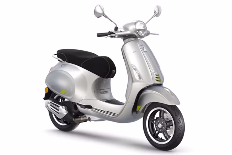 Thiết kế của xe ga Vespa Primavera và Sprint S 2024 nhỏ gọn hơn cũng như nhẹ hơn so với phiên bản cũ. Cả hai mẫu xe này đều được chế tạo trên thân xe hoàn toàn bằng thép và dùng chung nhiều bộ phận, sự khác biệt chính giữa hai mẫu nằm ở kiểu dáng và tùy chọn màu sơn.