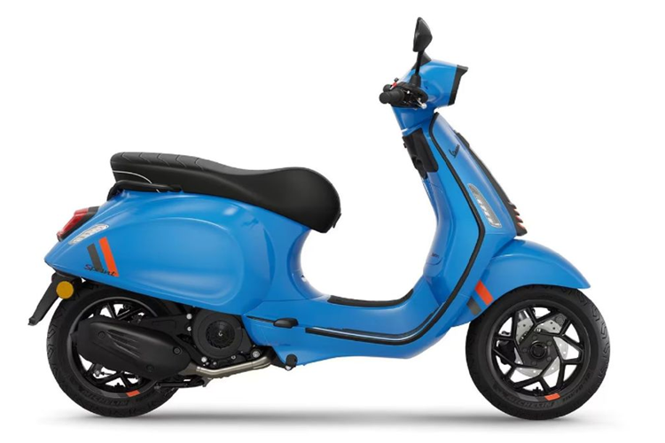 Trong khi đó, mẫu Vespa Sprint S 2024 có 2 phiên bản là Sprint S và Sprint S Elettrica. Xe được trang bị bộ mâm 6 chấu tạo hình xoắn ốc và cụm đèn LED hình lục giác độc đáo. Ngoài ra, chắn bùn trước và sau trên Vespa Sprint S 2024 có thêm điểm nhấn sọc cam-đen, mang đến cảm giác thể thao hơn cho xe.