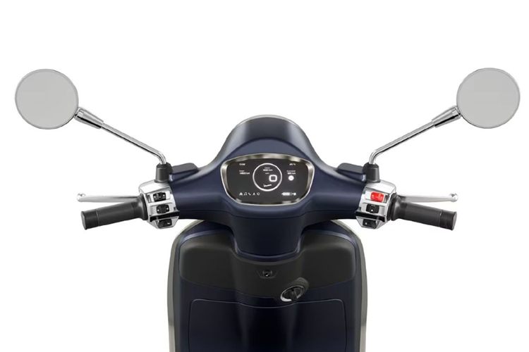 Trên mẫu này, xe có điểm nhấn mạ crôm ở một số chi tiết và được trang bị bộ mâm đúc 5 chấu, mang đến cái nhìn sang trọng, tinh tể. Vespa Primavera 2024 có đèn LED tròn và màn hình TFT 5 inch cho bản 150 cc.