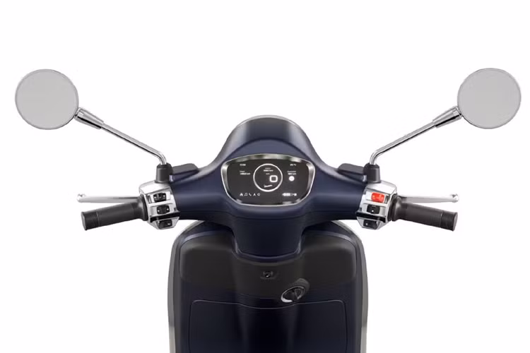 Trên mẫu này, xe có điểm nhấn mạ crôm ở một số chi tiết và được trang bị bộ mâm đúc 5 chấu, mang đến cái nhìn sang trọng, tinh tể. Vespa Primavera 2024 có đèn LED tròn và màn hình TFT 5 inch cho bản 150 cc.