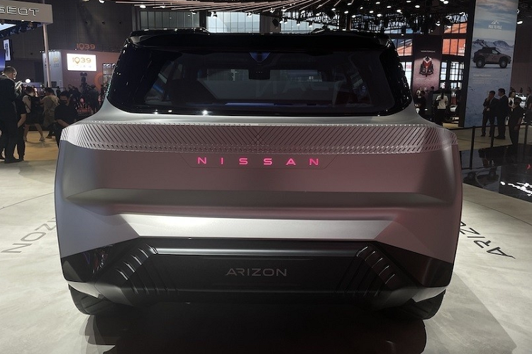 Nissan Arizon EV Concept được trang bị gầm khá cao, kết hợp với tấm ốp gầm màu bạc, ốp cua lốp vuông vức và bộ vành đa chấu lạ mắt. Trong khi đó, cửa bên sườn của xe được thiết kế mở ngược, tương tự những chiếc xe Rolls-Royce.