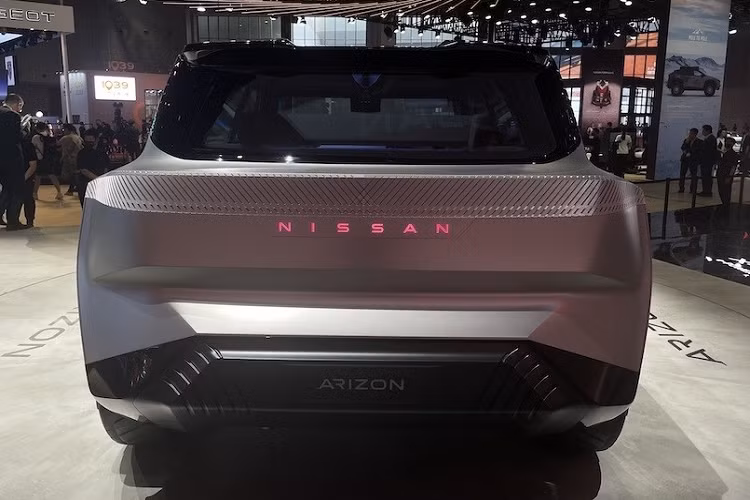 Nissan Arizon EV Concept được trang bị gầm khá cao, kết hợp với tấm ốp gầm màu bạc, ốp cua lốp vuông vức và bộ vành đa chấu lạ mắt. Trong khi đó, cửa bên sườn của xe được thiết kế mở ngược, tương tự những chiếc xe Rolls-Royce.