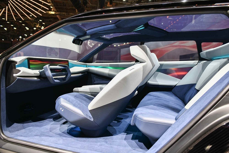 Hãng Nissan cho biết Arizon EV Concept được tạo ra với sự giúp sức của đội ngũ nhân viên tại Trung Quốc. Trong quá trình phát triển mẫu xe này, hãng Nissan đã nghĩ đến các tài xế người Trung Quốc và áp dụng phương thức tiếp cận tập trung vào con người. Do đó, Nissan Arizon EV Concept sở hữu trợ lý ảo có tên Eporo để tương tác với người lái và hành khách. Trợ lý ảo này có thể cung cấp những thông tin về thời tiết và những lĩnh vực khác.