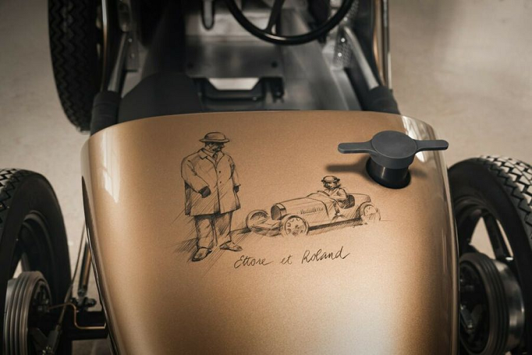 Điểm nhấn của chiếc Bugatti Baby II là bức họa Ettore Bugatti – nhà sáng lập hãng xe cùng con trai Roland do Straub sáng tác dựa trên một bức ảnh tư liệu.