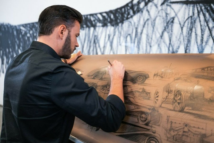 Với Chiron Super Sport Golden Era, nhà thiết kế này đã làm việc chung với chủ nhân chiếc xe trong hơn hai năm để tạo ra một chiếc Bugatti mang đậm tính nghệ thuật. Straub đã vẽ tay 26 chiếc Bugatti nổi tiếng trong lịch sử lên bên ngoài của chiếc siêu xe. Chúng bao gồm những mẫu xe cổ điển như Type 57 SC Atlantic, Type 41 Royale và những mẫu Bugatti hiện đại như EB110, Veyron, Chiron, Divo và La Voiture Noire độc bản.