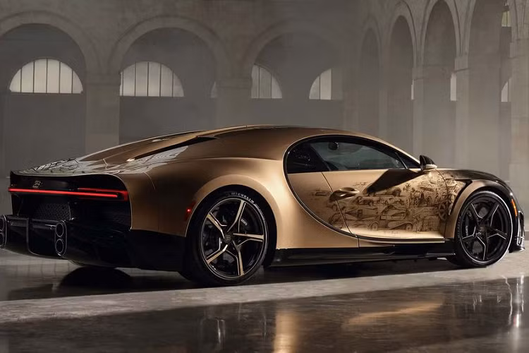 “Đôi khi khách hàng có một tầm nhìn rõ ràng về những gì họ muốn, chẳng hạn như sự tôn kính đối với một chiếc xe đua nào đó. Chúng tôi làm việc cùng nhau để tìm ra cách có thể chuyển tải bản chất của chiếc xe đó vào hiện tại. Chúng tôi cùng tìm các nét đặc trưng của riêng chiếc xe đó và kết hợp với màu sắc để truyền tải thông điệp theo cách cực kỳ chân thực” - Straub mô tả.