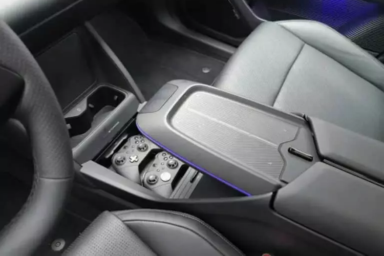 Vì là dòng xe điện thuần túy, Jiyue 01 sở hữu mặt trước có lưới tản nhiệt khép kín, điểm nhấn ở phần mặt tiền xe là dải đèn LED chiếu sáng ban ngày dạng cong thanh mảnh và đèn pha hình chữ T tích hợp 2 bên, rất cá tính, và hầm hố.