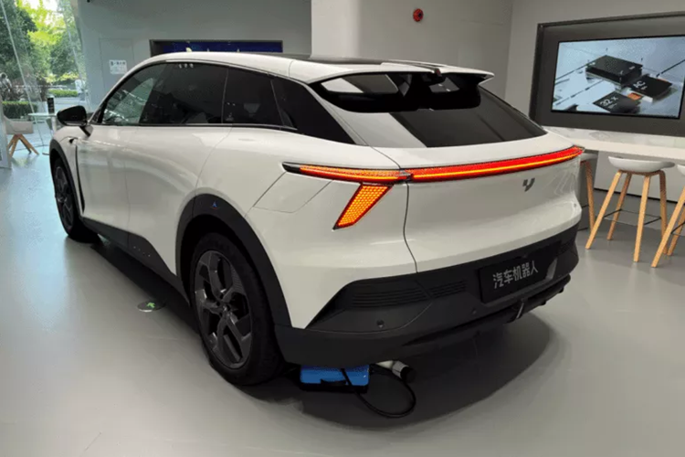 Vô lăng xe có đáy phẳng, khác với dạng nửa vô lăng từng xuất hiện trên xe nguyên mẫu trước đây. Cũng không có nút bấm vật lý nào trên bảng điều khiển trung tâm. Ngoài ra, hệ thống tương tác giọng nói SIMO hỗ trợ tương tác giọng nói offline hoàn toàn khi không có Internet cũng như điều khiển bằng giọng nói bên ngoài từ bên ngoài xe. 