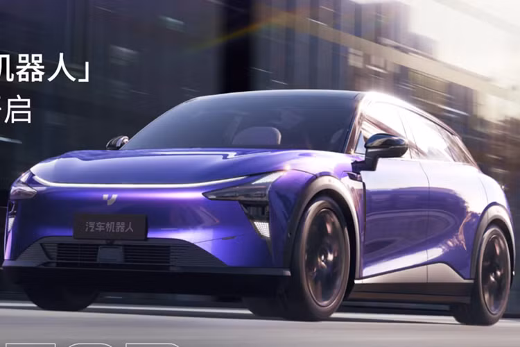 Ở bản Jiyue 01 Max Performance 2023, xe có công suất tối đa 400 kW, tương đương 536 mã lực và mô-men xoắn cực đại 686 Nm, thời gian tăng tốc của xe từ vị trí xuất phát lên 100 km/h chỉ trong vòng có 3,8 giây, không thua kém gì các xe thể thao ngày nay.