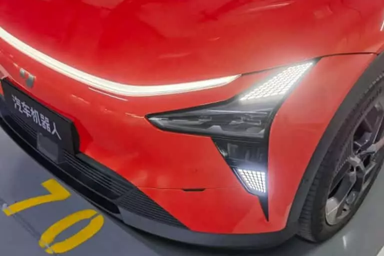 Đuôi xe Jiyue 01 được trang bị đèn hậu xuyên thấu, cánh lướt gió phân đoạn kết hợp đèn phanh trên cao càng tăng thêm tính thể thao cho xe. Cánh gió có thể được AI điều chỉnh thích ứng theo các điều kiện lái xe khác nhau.