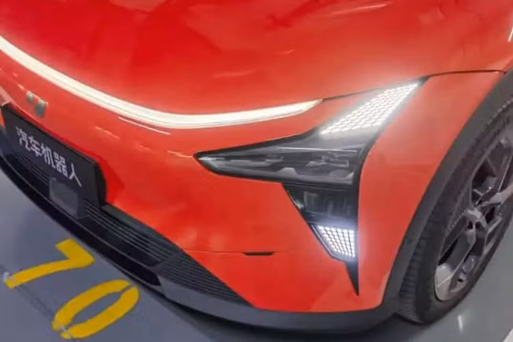 Đuôi xe Jiyue 01 được trang bị đèn hậu xuyên thấu, cánh lướt gió phân đoạn kết hợp đèn phanh trên cao càng tăng thêm tính thể thao cho xe. Cánh gió có thể được AI điều chỉnh thích ứng theo các điều kiện lái xe khác nhau.