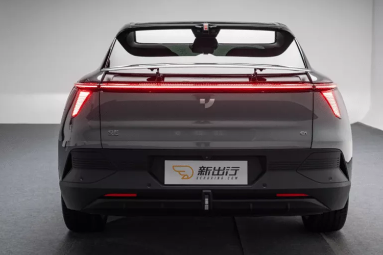 Jiyue 01 Max Performance 2023 sử dụng bộ pin lithium 100 kWh, phạm vi hành trình CLTC đạt 660 km, xe chỉ mất chưa đầy 30 phút để sạc nhanh từ 10% – 80%. Với việc Jiyue 01 gia nhập thị trường, sự cạnh tranh đang nóng lên giữa các công ty công nghệ lớn bao gồm Huawei, Xiaomi và Baidu, khi họ tung ra các loại xe điện có khả năng chế tạo robot tiên tiến.