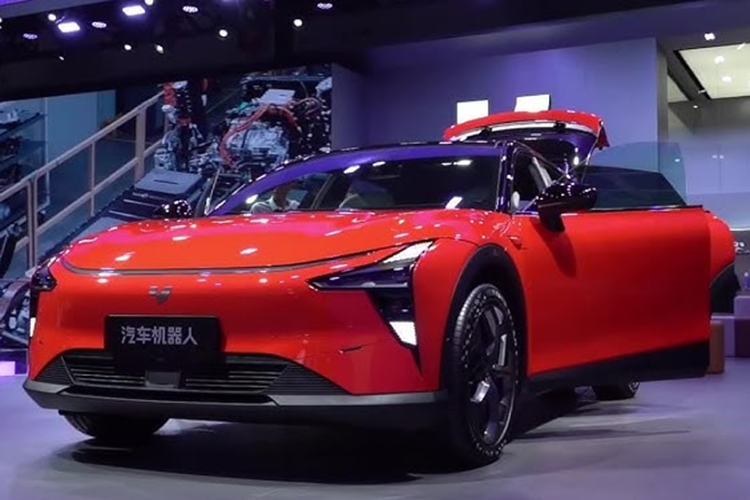 Chưa dừng lại đó, để có khả năng hỗ trợ lái xe nâng cao, hai gói được cung cấp là Robo Drive và Robo Drive Max, do Baidu và Jidu cùng phát triển. Robo Drive đạt tiêu chuẩn trên tất cả các mẫu và miễn phí trong khi Robo Drive Max có giá 49.900 nhân dân tệ (6.820 USD). Cấu hình cảm biến bao gồm hai chip Orin-X, bảy camera 8 megapixel, bốn camera 3 megapixel, 12 radar siêu âm và 5 radar sóng milimet.