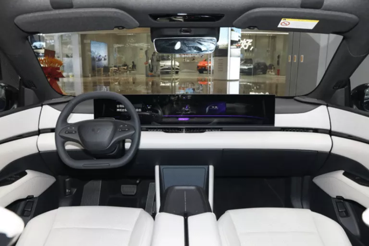 Được định vị là mẫu SUV cỡ trung đến cỡ lớn, Jiyue 01 có kích thước bao gồm chiều dài, chiều rộng và chiều cao lần lượt là 4.853 mm x 1.990 mm x 1.611 mm, chiều dài cơ sở 3.000 mm.