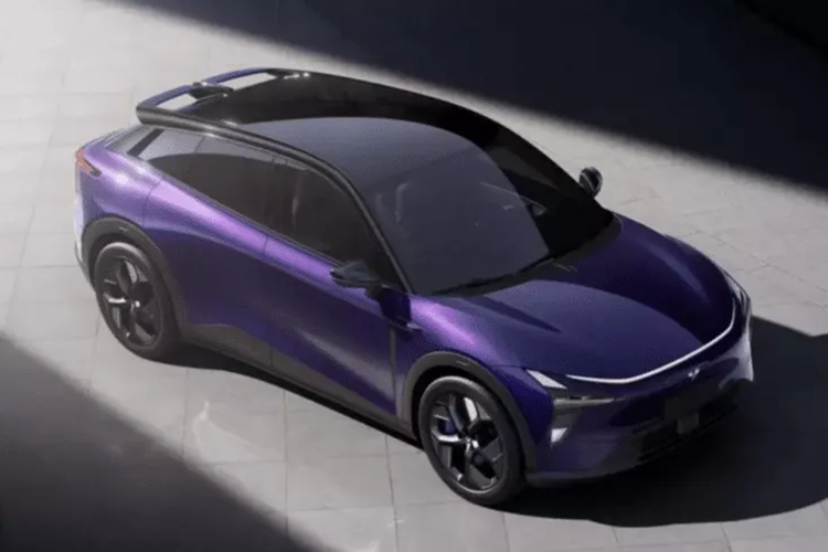 Điều đáng nói là không có tay nắm cửa, thay vào đó, các phương pháp như cảm biến tự động và điều khiển bằng giọng nói được áp dụng để mở cửa. Tiến vào bên trong khoang lái, Jiyue 01 sở hữu màn hình giải trí lên đến 35,6 inch, độ phân giải 6K bắt mắt và được trang bị con chip Qualcomm Snapdragon 8295.