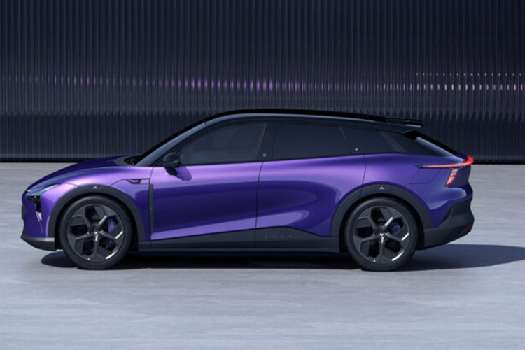 Nhờ đó mà chiếc xe điện Jiyue 01 Max 2023 sẽ có thời gian tăng tốc từ vị trí xuất phát lên 100 km/h chỉ trong vòng 7,2 giây, bộ pin lithium iron phosphate 71,4 kWh, phạm vi hành trình theo chu trình thử nghiệm CLTC của Trung Quốc sẽ là 550 km