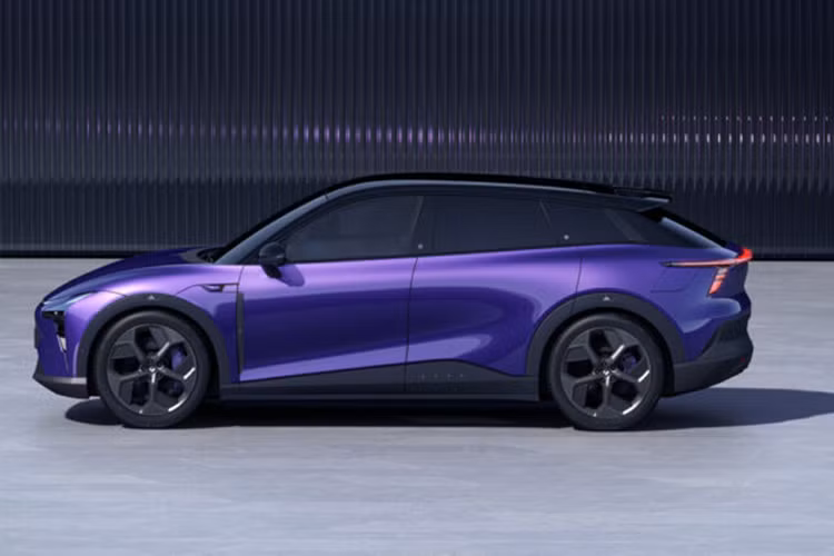 Nhờ đó mà chiếc xe điện Jiyue 01 Max 2023 sẽ có thời gian tăng tốc từ vị trí xuất phát lên 100 km/h chỉ trong vòng 7,2 giây, bộ pin lithium iron phosphate 71,4 kWh, phạm vi hành trình theo chu trình thử nghiệm CLTC của Trung Quốc sẽ là 550 km