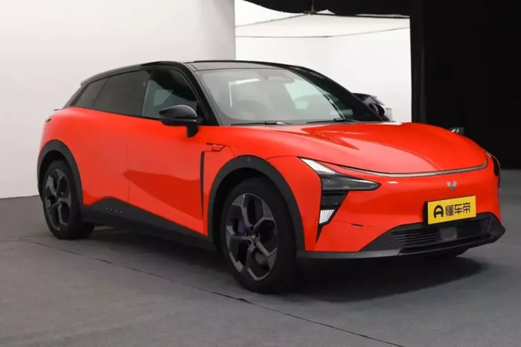 Ở chế độ tự động, khi tốc độ xe đạt trên 95 km/h, cánh lướt gió sẽ tự động nâng lên để giảm lực cản của gió, khi tốc độ xe giảm xuống dưới 65 km/h, cánh lướt gió sẽ tự động thu lại. Hệ số cản giáo của nó thấp tới 0,249Cd. Jiyue 01 chạy trên bộ mâm 19 inch hoặc 21 inch. Nhìn từ bên cạnh, bên ngoài áp dụng thiết kế hai màu kết hợp với cửa không khung.