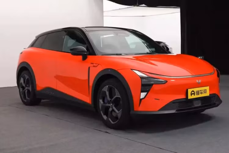 Ở chế độ tự động, khi tốc độ xe đạt trên 95 km/h, cánh lướt gió sẽ tự động nâng lên để giảm lực cản của gió, khi tốc độ xe giảm xuống dưới 65 km/h, cánh lướt gió sẽ tự động thu lại. Hệ số cản giáo của nó thấp tới 0,249Cd. Jiyue 01 chạy trên bộ mâm 19 inch hoặc 21 inch. Nhìn từ bên cạnh, bên ngoài áp dụng thiết kế hai màu kết hợp với cửa không khung.