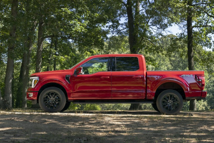 Để đảm bảo an toàn, Ford F-150 2024 được trang bị hệ thống BlueCruise 1.2 - phiên bản nâng cấp của gói trợ lái cấp độ 2. Hệ thống này bổ sung những tính năng an toàn mới như hỗ trợ chuyển làn đường và đưa xe về làn đường. Đồng thời, đây cũng là mẫu xe đầu tiên ở khu vực Bắc Mỹ có dịch vụ Stolen Vehicle Services nhằm hỗ trợ lực lượng chức năng xác định vị trí của xe bị ăn trộm.