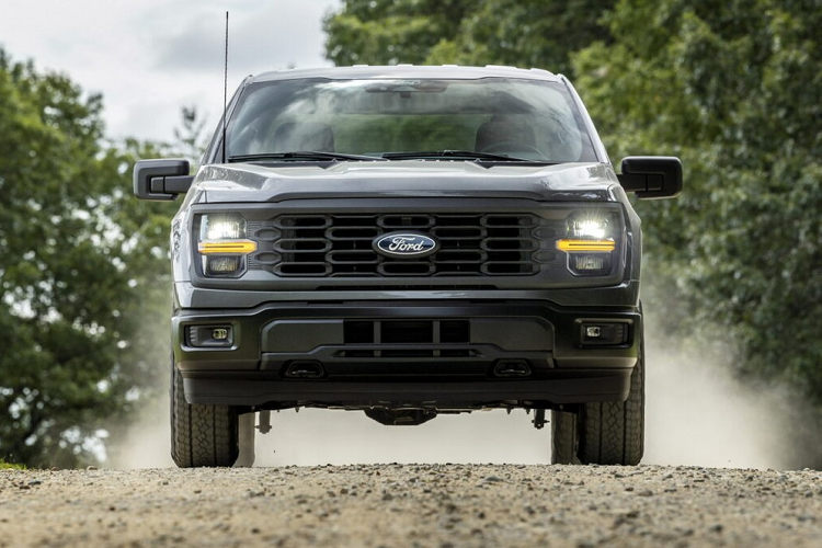 Thiết kế lưới tản nhiệt của Ford F-150 2024 sẽ thay đổi theo phiên bản. Nằm hai bên lưới tản nhiệt vẫn là cụm đèn pha LED cỡ lớn với thiết kế 2 tầng. Tiếp theo đó là cản trước và cửa thùng hàng Pro Access Tailgate mới. Cửa thùng hàng của mẫu xe bán tải cỡ lớn này đi kèm một cửa nhỏ hơn ở giữa, có thể mở sang ngang với góc mở 100 độ, 70 độ và 37 độ.