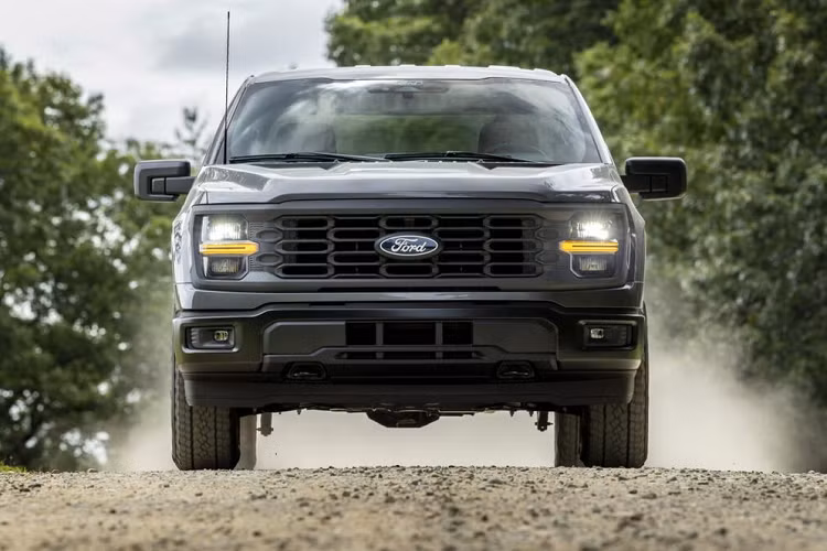 Thiết kế lưới tản nhiệt của Ford F-150 2024 sẽ thay đổi theo phiên bản. Nằm hai bên lưới tản nhiệt vẫn là cụm đèn pha LED cỡ lớn với thiết kế 2 tầng. Tiếp theo đó là cản trước và cửa thùng hàng Pro Access Tailgate mới. Cửa thùng hàng của mẫu xe bán tải cỡ lớn này đi kèm một cửa nhỏ hơn ở giữa, có thể mở sang ngang với góc mở 100 độ, 70 độ và 37 độ.