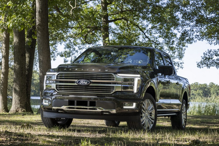 Thay đổi đập vào mắt của mẫu xe bán tải Ford F-150 2024 nằm ở khu vực đầu xe. Tùy theo phiên bản, xe sẽ được bổ sung dải đèn LED định vị ban ngày mới với thiết kế kéo dài từ đèn pha xuống cản trước, bao quanh đèn sương mù. Thiết kế này có thể khiến nhiều người liên tưởng đến mẫu SUV cỡ lớn Hyundai Palisade.