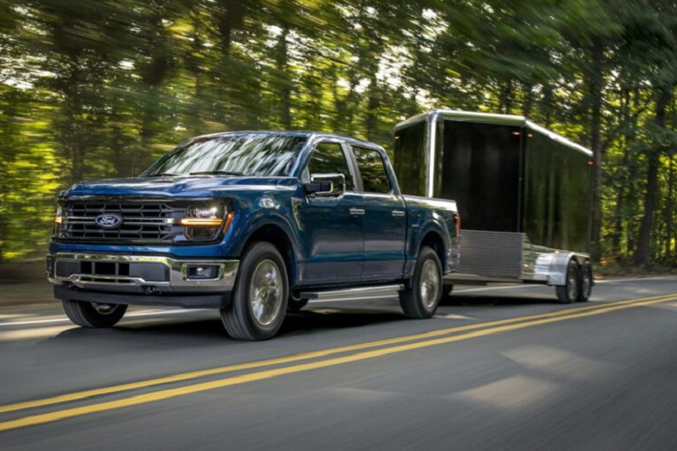 Nằm bên dưới nắp ca-pô của mẫu xe bán tải cỡ lớn này là các tùy chọn động cơ quen thuộc như V8, dung tích 5.0L; V6, dung tích 3.5L; và EcoBoost 4 xi-lanh, dung tích 2.7L. Theo hãng Ford, các động cơ này có sức mạnh lớn hơn trước nhưng không tiết lộ con số cụ thể.