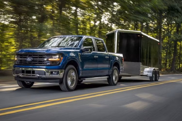 Nằm bên dưới nắp ca-pô của mẫu xe bán tải cỡ lớn này là các tùy chọn động cơ quen thuộc như V8, dung tích 5.0L; V6, dung tích 3.5L; và EcoBoost 4 xi-lanh, dung tích 2.7L. Theo hãng Ford, các động cơ này có sức mạnh lớn hơn trước nhưng không tiết lộ con số cụ thể.