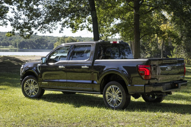 Bên cạnh cửa mới, thùng hàng của Ford F-150 2024 sẽ đi kèm ngăn chứa đồ có khóa tiêu chuẩn, nằm ở hốc bánh bên phía ghế phụ lái. Người dùng có thể tận dụng ngăn này để chứa những vật dụng nhỏ như công cụ hoặc đèn pin. Nếu chi thêm tiền, khách hàng có thể trang bị ngăn chứa đồ ở cả hai hốc bánh cho chiếc Ford F-150 2024 của mình.