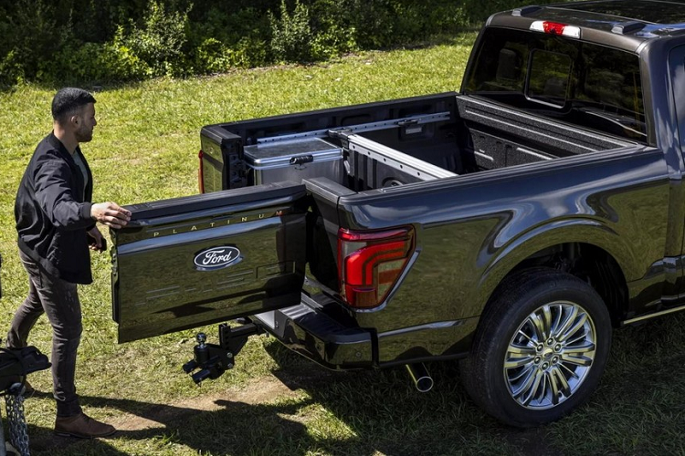 Trong đó, chế độ mở 37 độ cho phép người dùng tiếp cận thùng hàng ngay cả khi xe đang kéo toa moóc phía sau. Những phiên bản được trang bị cửa thùng hàng Pro Access Tailgate sẽ đi kèm cản sau rộng hơn, đóng vai trò như bệ bước chân.